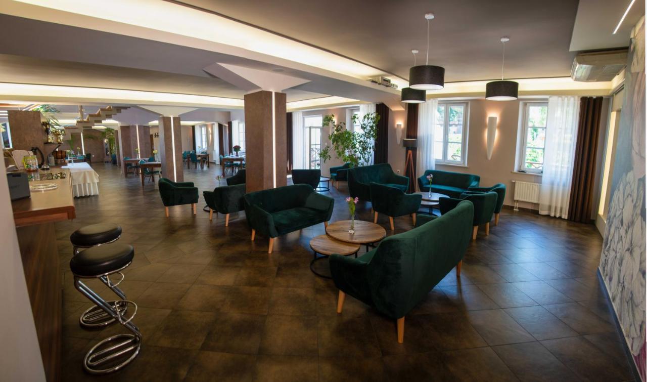 Centrum Restauracyjno-Hotelowe Florres Pawlowiczki Ngoại thất bức ảnh